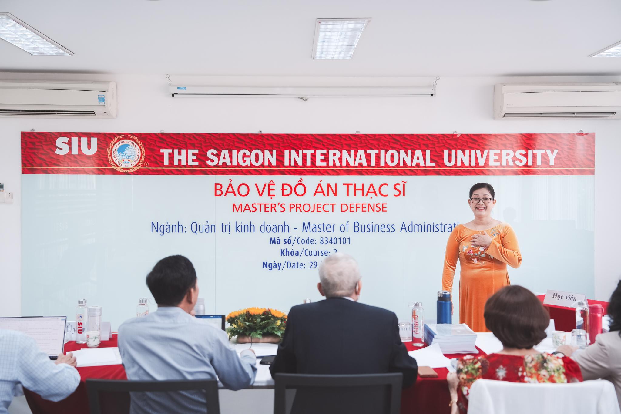 Học viên MBA bảo vệ đồ án tốt nghiệp